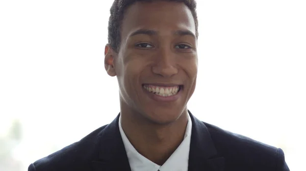 Retrato de hombre de negocios afroamericano sonriente — Foto de Stock