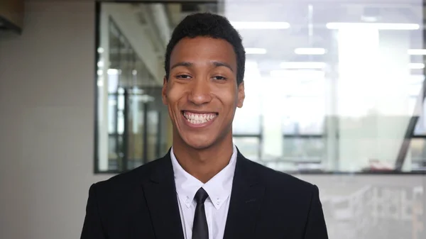 Retrato del hombre de negocios afroamericano sonriente con traje mirando en cámara — Foto de Stock