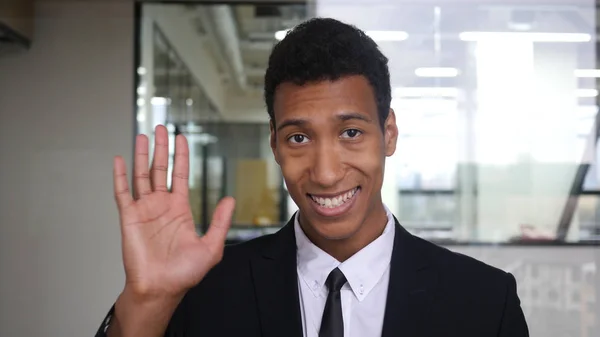 Hallo, zwaaien Hand door zwarte zakenman in pak in Office — Stockfoto