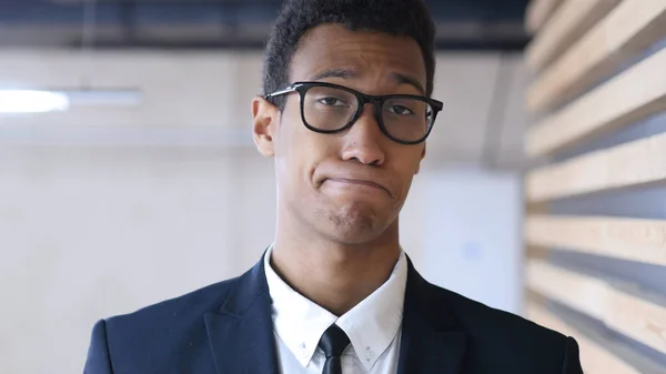 Hombre negro en traje negando oferta, gesto de rechazo — Foto de Stock