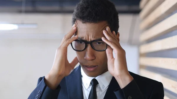 Desperat trött Afro-American affärsman med huvudvärk — Stockfoto