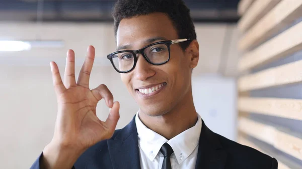 Tecken på Okej, gest av svart affärsman i kostym, tillfredsställelse — Stockfoto