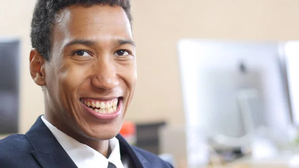 Retrato del hombre de negocios Arfo-Americano Sonriente Sentado en la Oficina — Foto de Stock