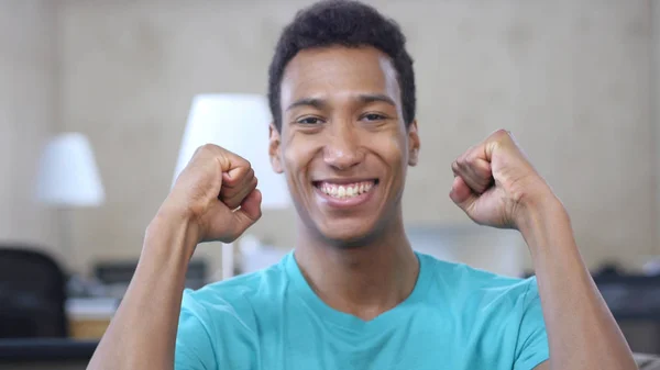 Succes viering door gelukkig Afro-Amerikaanse Man in Office, portret — Stockfoto