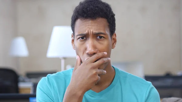 Sorprendido por la pérdida del hombre afroamericano en el cargo, retrato —  Fotos de Stock