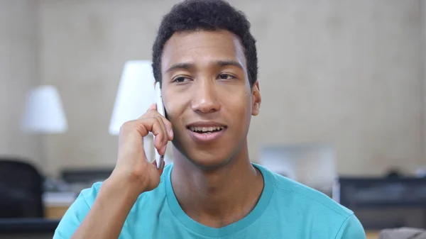 Telefon Afro-Amerikan dostum, portre konuşuyor — Stok fotoğraf