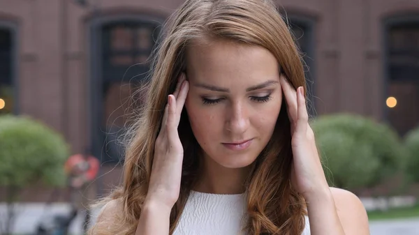 두통, 아름 다운 젊은 여자, 옥외 좌절 — 스톡 사진