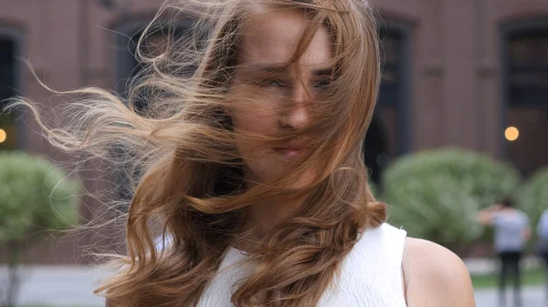 Flygande hår i vinden av vacker ung flicka, Utomhus — Stockfoto