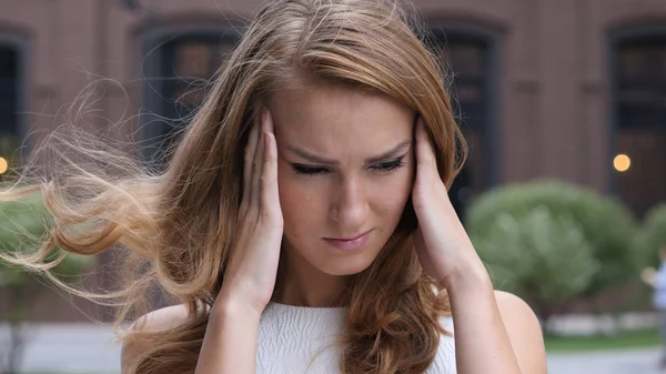 두통, 아름 다운 젊은 여자, 옥외 좌절 — 스톡 사진