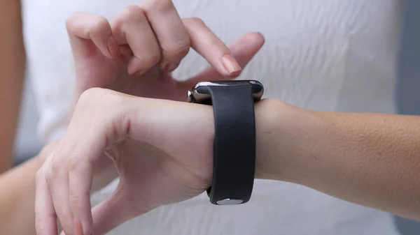 De cerca, usando Smartwatch de Beautiful Girl — Foto de Stock