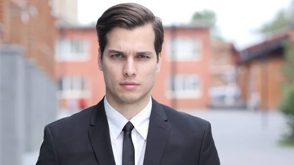 Ritratto di giovane imprenditore in giacca e cravatta, fuori sede — Foto Stock