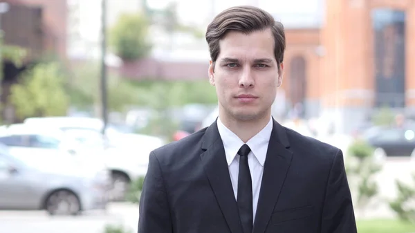 Retrato de un joven hombre de negocios en traje, fuera de la oficina — Foto de Stock