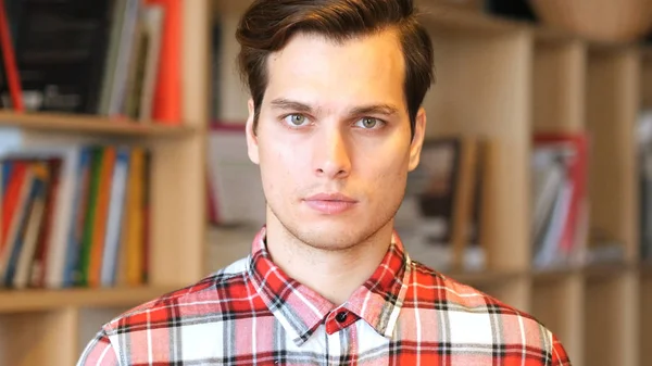 Retrato de un joven guapo exitoso en interiores —  Fotos de Stock