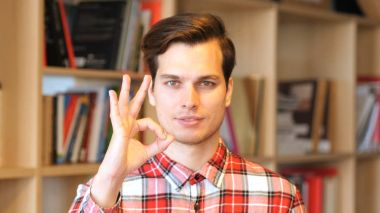 Tamam işareti Üniversitesi genç adam tarafından