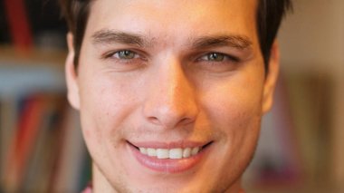 Yüzü gülen adam yakın çekim