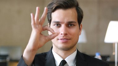 Memnun başarılı iş adamı Office tarafından iyi jest