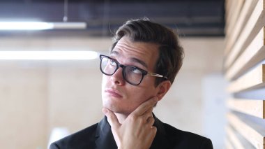 Dalgın işadamı düşünüyorum onun sorunları hakkında