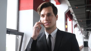 Yürüyüş ve Office telefonda konuşan adam