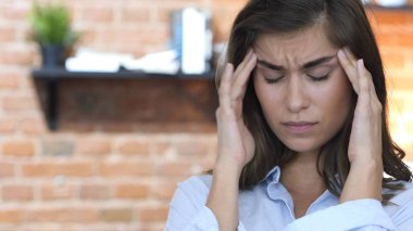 Baş ağrısı, güzel kız portresi