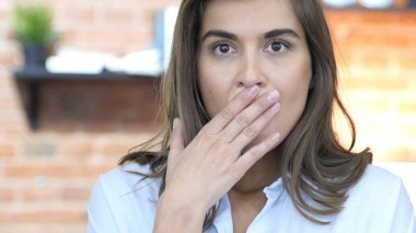 Şok, güzel genç tasarımcı kız için beklenmeyen sonuçlar