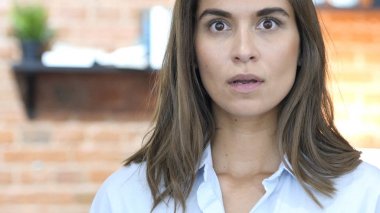 Şok, güzel genç tasarımcı kız için beklenmedik sorunlar