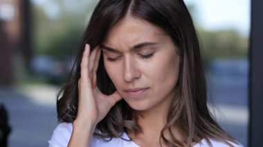 Baş ağrısı, hayal kırıklığı, gergin genç kadın portre