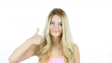 Başparmak yukarıya tarafından güzel bir kadın, beyaz arka plan