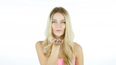 Şirin güzel bir kadın, beyaz arka plan ile uçan öpücük