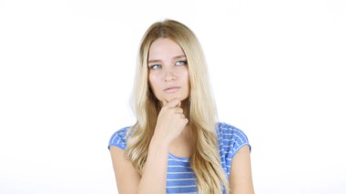 Düşünme ve yeni fikir, beyin fırtınası, beyaz arka plan var kadın