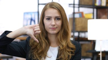 Başparmak aşağı tarafından işyerinde ofiste tatmin olmayan genç kız