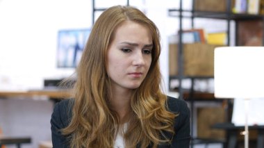 Çalışma, hediye ve kutlama sürpriz kıza hayran