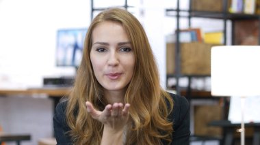 Ofis çalışanı, iş yerinde aşık kız tarafından uçan öpücük