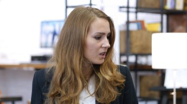 Üzgün kızgın çalışan kız ofiste portresi