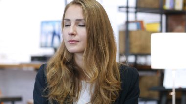 Yorgun memnun çalışan kız ofiste iş başında