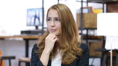 Düşünme, dalgın çalışan kız portresi planlama