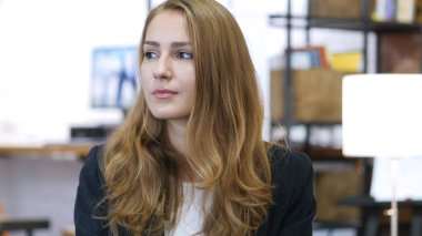 Memnun çalışan kız ofiste iş başında