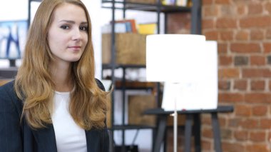 Ofis, iş yerinde kız portresi