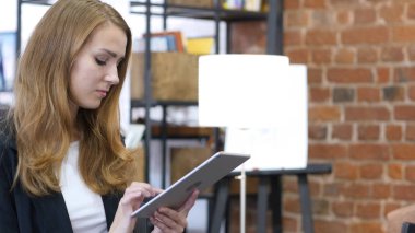 Kullanarak sevimli güzel kız işte, Tablet