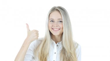 Başparmak yukarıya tarafından güzel bir kadın, beyaz arka plan