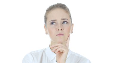 Düşünme, planlama, beyaz arka plan dalgın kadın portresi