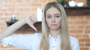 Başparmak aşağı güzel kadın, kapalı tarafından