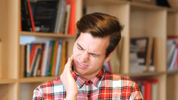 Dolor de Dientes, Hombre con Dolor en Dientes y Encías — Foto de Stock