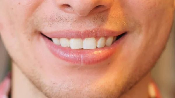 Close Up van Man glimlachende lippen en tanden — Stockfoto