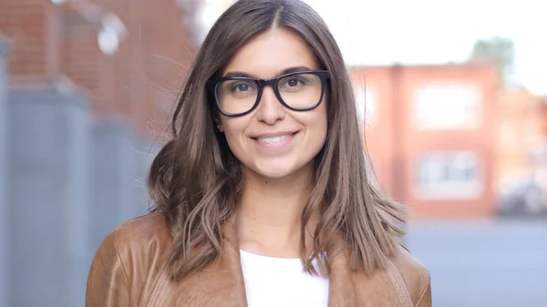 Lächelnde erfolgreiche Designerin, Porträt vor dem Loft-Büro — Stockfoto