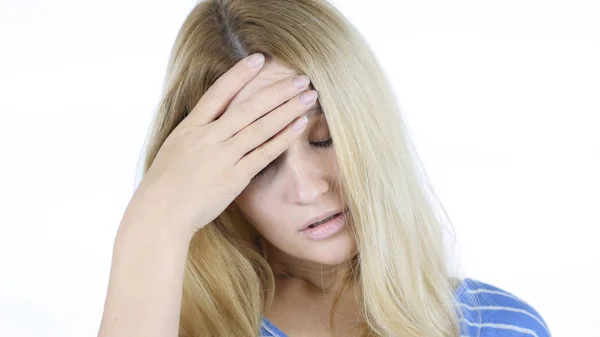 Wanita muda dengan sakit kepala, Frustrasi, Ketegangan, Depresi, Latar Belakang Putih — Stok Foto