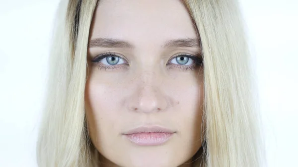 Primer plano de la cara de la mujer, fondo blanco — Foto de Stock