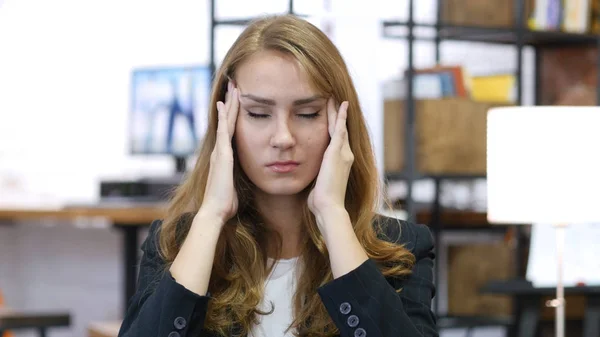 Головний біль, перевантаження роботи, стресова дівчина на роботі в офісі — стокове фото
