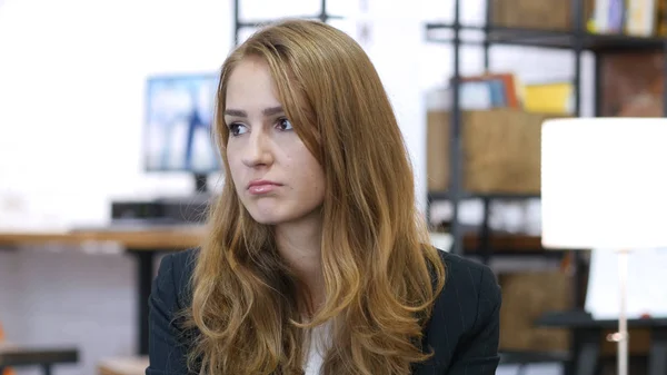 Ledsen, upprörd frustrerad spänd tjej på jobbet, Office — Stockfoto