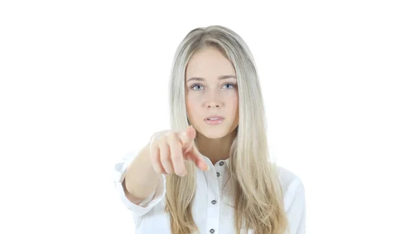 Donna che indica alla macchina fotografica, sfondo bianco — Foto Stock