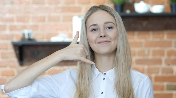 Rufen Sie mich Geste von Frau, Hilfe line, drinnen — Stockfoto